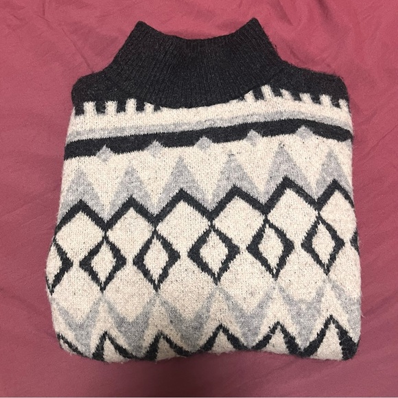 Women’s Sweater - Picture 3 of 3
